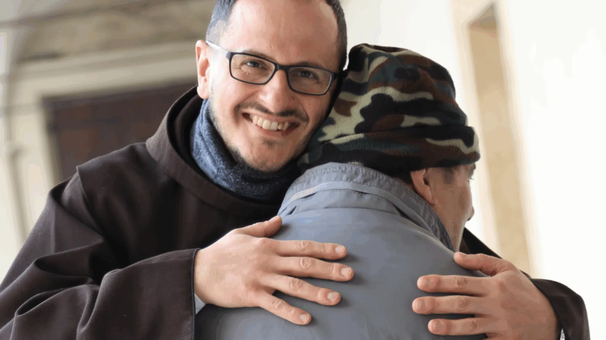 fr. Francesco e un benefattore accolto nel convento francescano di Verona durante l'emergenza caldo