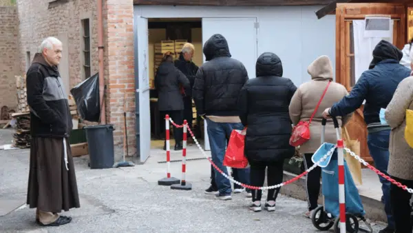 Persone cercano accoglienza nei conventi francescani - fondo di carità francescano