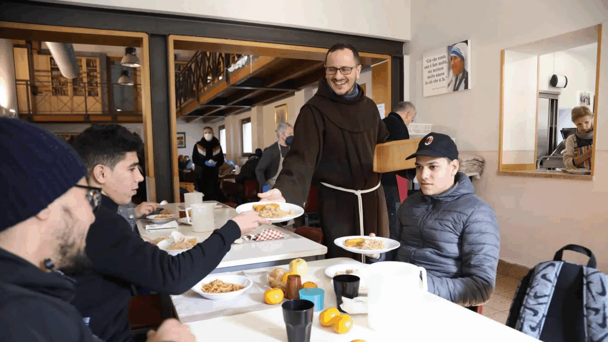 fra Emanuele distribuisce i pasti alla mensa francescana di verona - fondo di carità francescano
